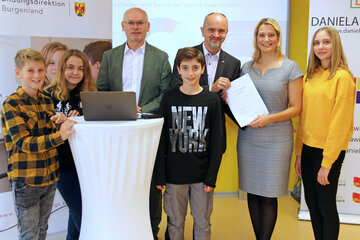 Projektleiter Herbert Gabriel von der PH Burgenland, Bildungsdirektor Heinz Josef Zitz und Bildungslandesrätin Daniela Winkler präsentierten die Ergebnisse der Elternbefragung – hier mit Schülern der NMS Neusiedl am See.