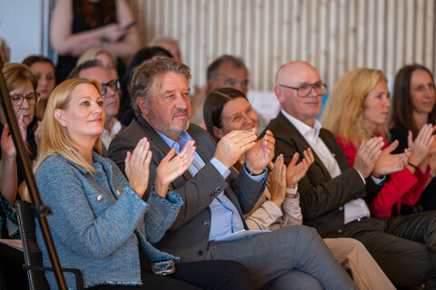 Bildungslandesrätin Daniela Winkler, Bildungsdirektor Alfred Lehner, Sabine Weisz, Rektorin der PPH Burgenland, Eva Gröstenberger, Vizerektorin für Lehre, Mehrsprachigkeit und Internationalisierung an der PPH Burgenland, und Herbert Gabriel, Vizerektor für Forschung und Hochschulentwicklung an der PPH Burgenland. Bildquelle: Büro LRin Winkler/ Novak