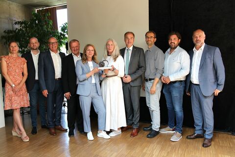 Landesrat Leonhard Schneemann mit den Schülerinnen und Schülern des BRG Mattersburg, die einen Preis für ein für ein umfassendes Müll-Projekt erhielten.