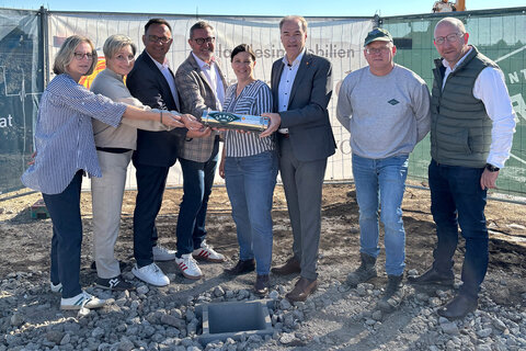 Landesrat Dr. Leonhard Schneemann, der Hirmer Bürgermeister Christian Wöhl, Mattersburgs Bürgermeisterin LAbg. Claudia Schlager, SoWo-Geschäftsführerin DIin Melanie Piskernik und Hirms Vizebürgermeisterin Sandra Puntigam bei der Grundsteinlegung  für den Pflegestützpunkt Hirm.