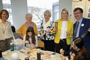 Landesrätin Mag.a (FH) Daniela Winkler (2.v.r.) mit Direktor Mag. Herwig Wallner (r.), Landtagsabgeordneter Doris Prohaska (Mitte), Lehrerin Inge Koch (l.) und Abteilungsvorständin Jutta Pradl-Hodics (2.v.l.) und Schülerinnen.