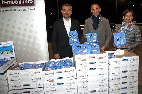 Landesrat Heinrich Dorner verteilte gemeinsam mit Peter Zinggl und Christine Zopf-Renner (Mobilitätszentrale Burgenland) Frühstückssackerl in Weppersdorf.