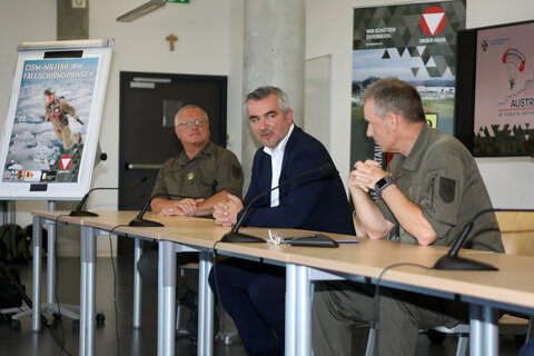 Landesrat Mag. Heinrich Dorner (Mitte) bei der Pressekonferenz zur Militärfallschirmspringen-WM in Güssing.