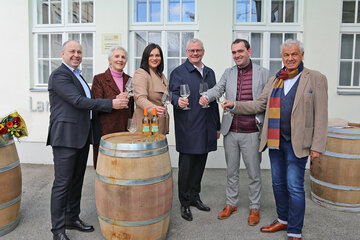 Anstoßen mit dem neu abgefüllten Muscat noir d’Eisenstadt: v.l. Wein Burgenland-GF Ing. Georg Schweitzer, Dir.in Prof.in Ing.in. Eva. Ackerl. BEd MA MSc., Weinbauschule Eisenstadt, LH-Stv.in Mag. Astrid Eisenkopf, Bgm. Mag. Thomas Steiner, Mag. Herbert Oschep, Obmann des Weintourismus Burgenland, Projektleiter Ing. Mag. Franz Xaver Lehner, BSc.