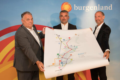 Landesrat Mag. Heinrich Dorner (Bildmitte) präsentierte mit Gesamtverkehrskoordinator Mag. Peter Zinggl, LL.M. (rechts im Bild) und dem Geschäftsführer der Verkehrsbetriebe Burgenland GmbH (VBB), Wolfgang Werderits, das neue Liniennetz.