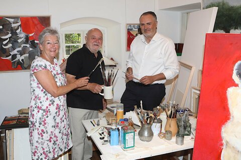 Landeshauptmann Hans Peter Doskozil mit Harro Pirch und seiner Frau Eva Gold-Pirch.