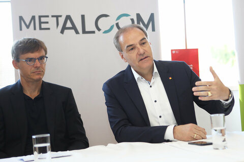 Landesrat Dr. Leonhard Schneemann bei der Pressekonferenz (am Foto mit Christian Nemeth, CCO der ÖGIG, v.r.) bei der Präsentation des Glasfaser-Ausbaus im Südburgenland.