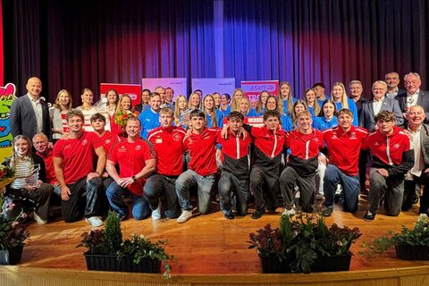 Gruppenfoto mit den Trophy-Gewinnern und Ehrengästen