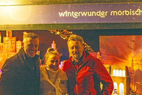 Schönbrunn Gruppe CEO Klaus Panholzer, Imperial Markets Geschäftsführerin Katrin Edtmeier und Burgenland Tourismus CMO Kurt Kaiser vor dervon Manfred Waba entworfenen und gebauten Modell-Krippe am Weihnachtsmarkt Schönbrunn