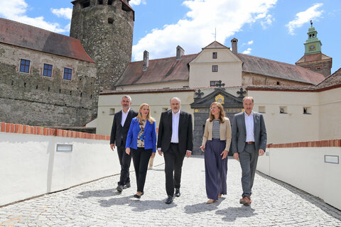 Die Burgenländische Landesregierung mit Landeshauptmann Hans Peter Doskozil an der Spitze bei der zweitägigen Klausur in auf der Friedensburg in Schlaining (v.l.): Landesrat Heinrich Dorner, Landesrätin Daniela Winkler, Landeshauptmann Hans Peter Doskozil, Landeshauptmann-Stellvertreterin Anja Haider-Wallner und Landesrat Leonhard Schneemann