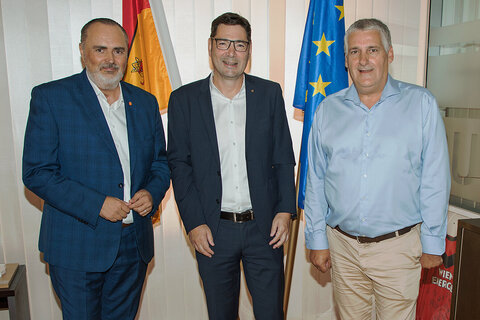 Landeshauptmann Hans Peter Doskozil im Gespräch mit dem neuen Landesdirektor der Wiener Städtischen Versicherung im Burgenland, Dieter Moritz sowie seinem Vorgänger, Bürgermeister Gerold Stagl (Freistadt Rust, v.l.).