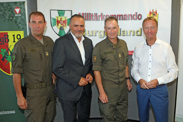 Landeshauptmann Hans Peter Doskozil (2.v.l.) mit Bataillonskommandant Thomas Erkinger, Brigadier Gernot Gasser, Militärkommandant im Burgenland und Landeshauptmann-Stellvertreter Johann Tschürtz