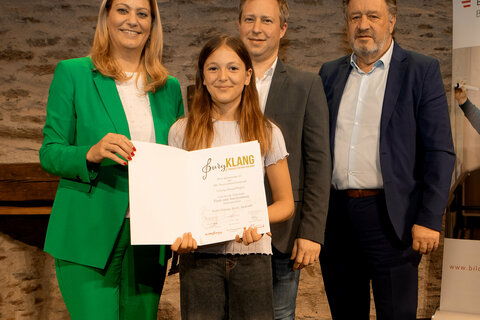 Bildungslandesrätin Daniela Winkler überreichte gemeinsam mit Bildungsdirektor Alfred Lehner die Urkunde an die teilnehmenden Schulchöre.