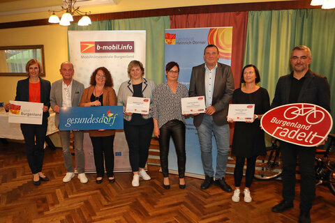 Landesrat Heinrich Dorner (r.) und Christine Zopf-Renner mit Sonja Glatz (Gesundes Dorf, 3.v.l.) sowie Bürgermeister Manfred Schmidt und Sandra Meixner (Platz 3, Marktgemeinde Steinberg-Dörfl), Administratorin Sandra Gartner (Gesundes Dorf Eltendorf) und Bürgermeister Horst Egresich (2.v.l.) und Administratorin Sandra Buzolich.