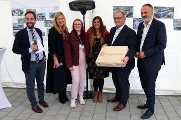 LH Mag. Hans Peter Doskozil brachte den MitarbeiterInnen des CRM Verlagshauses eine Weinbox. Am Bild (v.l.n.r.): Verlagsleiter Christoph Berndl, Geschäftsführerin Mag.a Bettina Milletich, Vera Leithner und Doris Paul (Mitarbeiterinnen), KR Gerhard Milletich und LH Mag. Hans Peter Doskozil