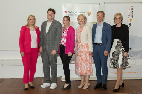 Landesrätin Mag.a (FH) Daniela Winkler, wHRin Mag.a Sandra Steiner, Stv. Bildungsdirektorin und Leiterin des Präsidialbereichs der Bildungsdirektion Burgenland, HR Mag. Jürgen Neuwirth, Leiter des Bereichs Pädagogischer Dienst der Bildungsdirektion Burgenland, mit den Pädagog*innen des Bezirks Güssing, die ein Neuanstellungsdekret erhalten haben.