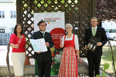 Agrarreferentin Landeshauptmann-Stellvertreterin Mag.a Astrid Eisenkopf mit dem Klassenbesten, Michael Artner, Fachschuldirektorin Dir.in Prof.in Ing.in Eva Ackerl BEd MA MSc und Klassenvorstand Ing. Hannes Laszakovits MA (v.l.n.r.) im Rahmen der feierlichen Verleihung;