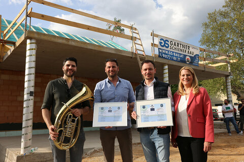 Obmann Martin Kurzmann (Musikverein Andau), Baumeister Hannes Gartner, Landesrätin Daniela Winkler und Bürgermeister  Philipp Pelzer (v.l.) bei der Gleichenfeier.