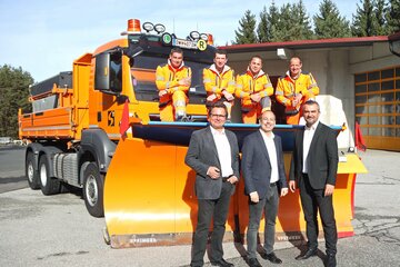 Kevin Maitz (Straßenmeisterei Güssing), Bertram Unger (Straßenmeisterei Großpetersdorf), Christian Gurdet (Straßenmeisterei Güssing) und Philipp Habeler (Straßenmeisterei Mattersburg) (hinten v.l.), Dr. Rüdiger Knaak (Baudirektion, Abteilung 5, Land Burgenland, Fachgruppe Betriebliche und Bauliche Erhaltung), Baudirektor Wolfgang Heckenast (Baudirektion, Abteilung 5, Land Burgenland, Abteilungsleiter) und Landesrat Heinrich Dorner (vorne v.l.).