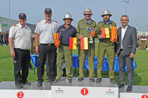Die Feuerwehrdamen aus Rudersdorf Berg holten sich auch heuer den Sieg. Landesrat Heinrich Dorner (r.) sowie Landesfeuerwehrkommandant-Stellvertreter LBDS Martin Reidl und Landesfeuerwehrkommandant LBD Ing. Franz Kropf überreichten den Pokal und die Medaillen.