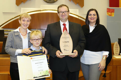 Agrarlandesrätin Astrid Eisenkopf und Josef Jugovits mit Familie.