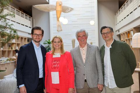 Stefan Bayer, Betreiber des „Nils am See“, Landesrätin Mag.a (FH) Daniela Winkler, Heinrich Hareter, Bürgermeister von Weiden am See, und Lucas-Maximilian Lammel, Betreiber des „Nils am See“, bei der Ein-Jahres- und Eröffnungsfeier.