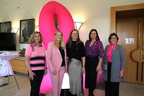 Pink Ribbon Charity-Frühstück im Landhaus: Doris Glocknitzer-Mad (Oberärztin), Landesrätin Daniela Winkler, Landeshauptmann-Stellvertreterin Anja Haider-Wallner, Landtagspräsidentin Astrid Eisenkopf, Ágnes Ottrubay (Pink Ribbon Schirmherrin).