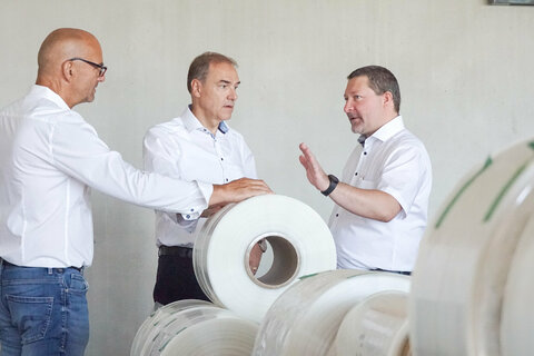 Wirtschaftslandesrat Dr. Leonhard Schneemann im Gespräch mit dem Familienunternehmen VAC PAC in Großhöflein.