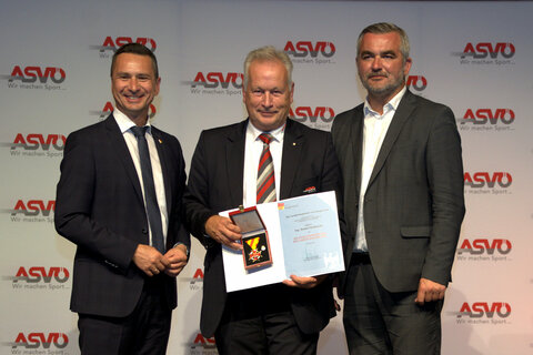 Landesrat Heinrich Dorner und Landtagspräsident Robert Hergovich verliehen ASVÖ Burgenland Präsident Robert Zsifkovits im Rahmen der ASVÖ Jubiläumsgala das Goldene Verdienstkreuz des Landes Burgenland.