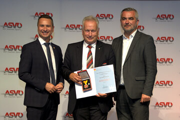 Landesrat Heinrich Dorner und Landtagspräsident Robert Hergovich verliehen ASVÖ Burgenland Präsident Robert Zsifkovits im Rahmen der ASVÖ Jubiläumsgala das Goldene Verdienstkreuz des Landes Burgenland.