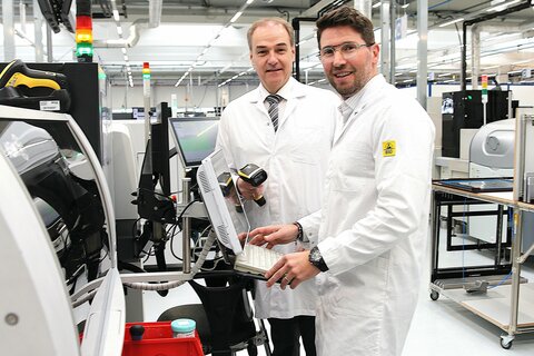 Wirtschaftslandesrat Dr. Leonhard Schneemann und Roman Bock, Geschäftsführer der BECOM Electronics GmbH.