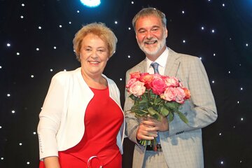 Landtagspräsidentin Verena Dunst überreichte Geschäftsführer Markus Tuider für seine langjährige erfolgreiche Arbeit mit der Inform Blumen für seine Frau Brigitte.