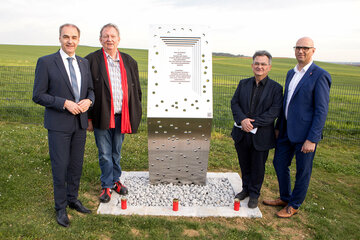 Landesrat Dr. Leonhard Schneemann, Geschäftsführer Horst Horvath (Roma Volkshochschule Burgenland), Vorsitzender des Volksgruppenbeirats der Roma und Obmann des Vereins Roma-Service, Emmerich Gärtner-Horvath und Bürgermeister Jürgen Zimara (v.l.) bei der neuen Gedenkstätte am Friedhof in Loipersdorf.