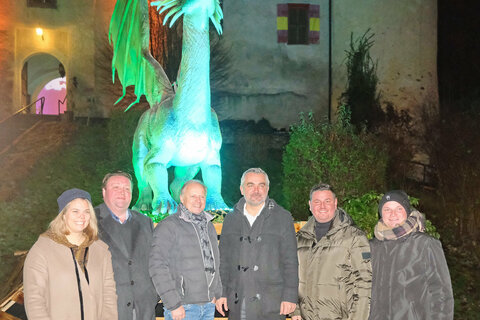 LAbg. Roman Kainrath, Stiftungsrat Roman Horvath, Landesrat Heinrich Dorner,  Ausstellungsexperte Christoph Rahofer, Lockenhaus Bürgermeister Michael Kefeder und sein Vizebürgermeister Christoph Frühstück bei ihrer ersten Game of Dragons Tour.