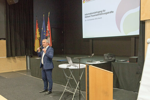 Landesfeuerwehrreferent, Landesrat Heinrich Dorner bei seiner Festrede im Zuge des Informationslehrganges für Höhere Feuerwehrführungskräfte in Neutal.