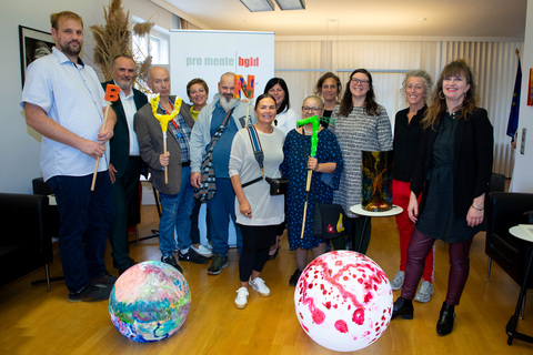 Landeshauptmann Hans Peter Doskozil mit den Künstlerinnen Birgit Sauer (4.v.r.), Kunstkoordinatorin Burgenland, Michaela Bruckmüller (2.v.r.), Lisa Lehner (3.v.r.), Eva Silberknoll (r.) und Andrea Ochsenhofer (6.v.l.), Eva Blagusz (4.v.l.), Obfrau und Geschäftsführerin pro mente Burgenland sowie Klientinnen und Klienten und Mitarbeiterinnen von pro mente Burgenland.