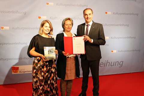 Mag.a Claudia Priber und Landesrat Dr. Leonhard Schneemann mit Preisträgerin Karin Ivancsics.