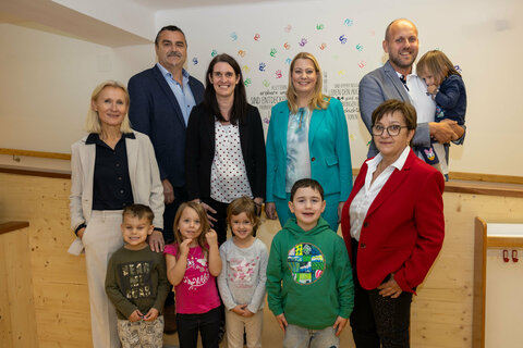 Manuela Müller (Direktorin Volksschule), Michaela Tader (Leiterin Kindergarten), Bgm. Martin Kramelhofer, Landesrätin Daniela Winkler, Vizebgm. Daniel Karacsonyi, Vera Tangl (Direktorin Mittelschule) mit Kindern des Bildungscampus Rechnitz.