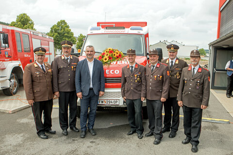 Landesrat Mag. Heinrich Dorner (3.v.l.) mit dem Burgenländischen Landesfeuerwehrkommandanten LBD Ing. Franz Kropf (2.v.l.) und seinem Stellvertreter LBDS Martin Reidl (l.) sowie den weiteren Vertretern der Freiwilligen Feuerwehr Piringsdorf und Landesfeuerwehrdirektor DI (FH) Sven Karner, MSc (2.v.r.).