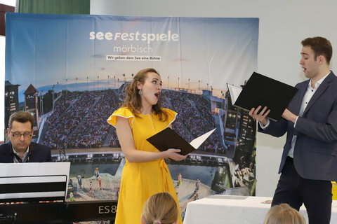 Lena Stöckelle und Lukas Karzel bei der Welturaufführung des Liedes „Mein Apfelbaum“ aus dem Stück „Anton & Maria“ mit Komponist Guido Mancusi am Klavier.