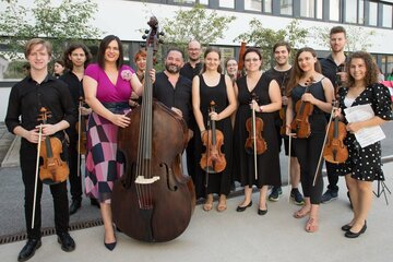 Landeshauptmann-Stellvertreterin Mag.a Astrid Eisenkopf (3.v.l.) mit Musikerinnen und Musikern des Pannonischen Jugendsinfonieorchesters, das im Innenhof des Landhauses NEU ein kurzes Konzert gab.