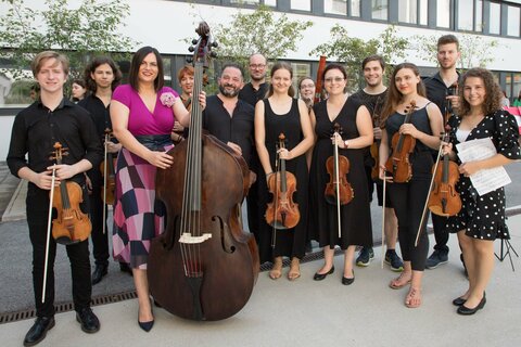 Landeshauptmann-Stellvertreterin Mag.a Astrid Eisenkopf (3.v.l.) mit Musikerinnen und Musikern des Pannonischen Jugendsinfonieorchesters, das im Innenhof des Landhauses NEU ein kurzes Konzert gab.