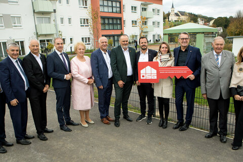 Landeshauptmann Hans Peter Doskozil mit Bürgermeister Wolfgang Sodl und Vizebürgermeister Florian Ohrenhofer, Landtagsabgeordneten Verena Dunst sowie weiteren Ehrengästen und Mitverantwortlichen des Pflegekompetenzzentrums Olbendorf.