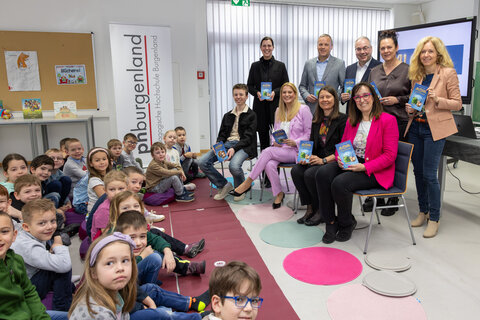 Kristina Macherhammer-Hochwarter (Kinder- und Jugendbuchverlag wortweit), Manfred Ollram Fachgruppenobmann der Finanzdienstleister (Wirtschaftskammer Burgenland), Walter Weber (Fachverbandsobmann der Buch- und Medienwirtschaft), Charlotte Toth-Kanyak (Direktorin Volksschule Eisenstadt),   Eva Gröstenberger (Vizerektorin PPH Burgenland) (1. Reihe v.l. stehend), Joshua Massing (Autor), Landesrätin Daniela Winkler, Sabine Weisz (Rektorin PPH Burgenland), Katja Massing (Autorin) (2. Reihe v.l. sitzend) mit Kindern der Volksschule.