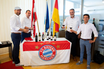 Anstoßen auf die erfolgreiche Kooperation zwischen den burgenländischen Winzern Markus Kirnbauer und Christoph Salzl mit dem FC Bayern München. V.l.: Markus Kirnbauer, Weintourismus-Obmann Herbert Oschep, LH Hans Peter Doskozil, Christoph Salzl