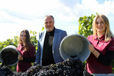 Landeshauptmann Hans Peter Doskozil mit Vivian Bliberger und Celine Bauer, beide Schülerinnen der Weinbauschule Eisenstadt