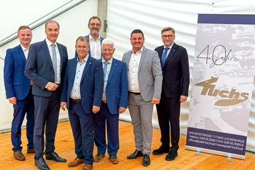 Wirtschaftslandesrat Dr. Leonhard Schneemann gratulierte Firmengründer Josef Fuchs sen. und Josef Alexander Fuchs zum 40-jährigen Firmenjubiläum.