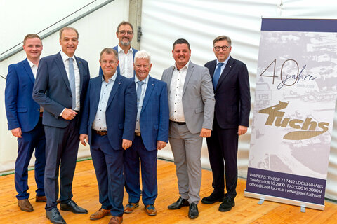 Wirtschaftslandesrat Dr. Leonhard Schneemann gratulierte Firmengründer Josef Fuchs sen. und Josef Alexander Fuchs zum 40-jährigen Firmenjubiläum.