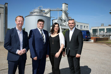Obmann Bgm. Johann Lotter mit den Regierungsmitgliedern LH-Stv. Johann Tschürtz, LRin Mag.a Astrid Eisenkopf und LR Mag. Heinrich Dorner vor einem Teil der Anlage in Wulkaprodersdorf