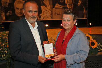 Landeshauptmann Hans Peter Doskozil überreichte der Tochter von Frank Hoffmann, Daniela Hoffmann, das Komturkreuz des Landes Burgenland.